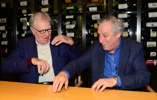 북유럽 음악 거장 아르토 노라스(왼쪽)와 랄프 고토니가 문화일보와의 인터뷰에서 각기 첼로와 피아노를 연주하는 포즈를 취하며 즐겁게 웃고 있다. 왼쪽 아래 사진은 실제 연주 모습.