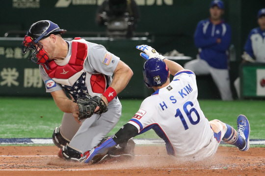 11일 일본 도쿄돔에서 열린 프리미어12 슈퍼라운드 미국과의 1차전 3회 말 김하성(키움)이 홈으로 쇄도하고 있다. 포수가 태그하지 못했지만 심판진은 비디오 판독을 거쳐 아웃을 선언했다. 연합뉴스