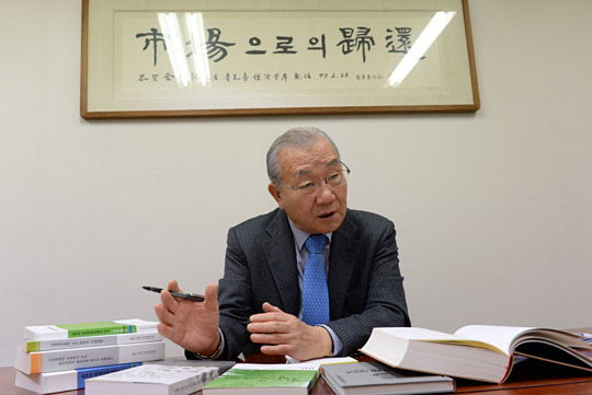 김인호 전 청와대 경제수석은 문화일보 인터뷰에서 “한국경제는 경쟁력의 유지, 발전 없이 성장과 분배, 복지를 기대할 수 없으며 경쟁력은 오직 경쟁적 구조에서만 나온다”고 역설했다. 김 전 수석 뒤편으로 그의 시장경제관을 집약한 ‘시장으로의 귀환’ 액자가 걸려 있다.