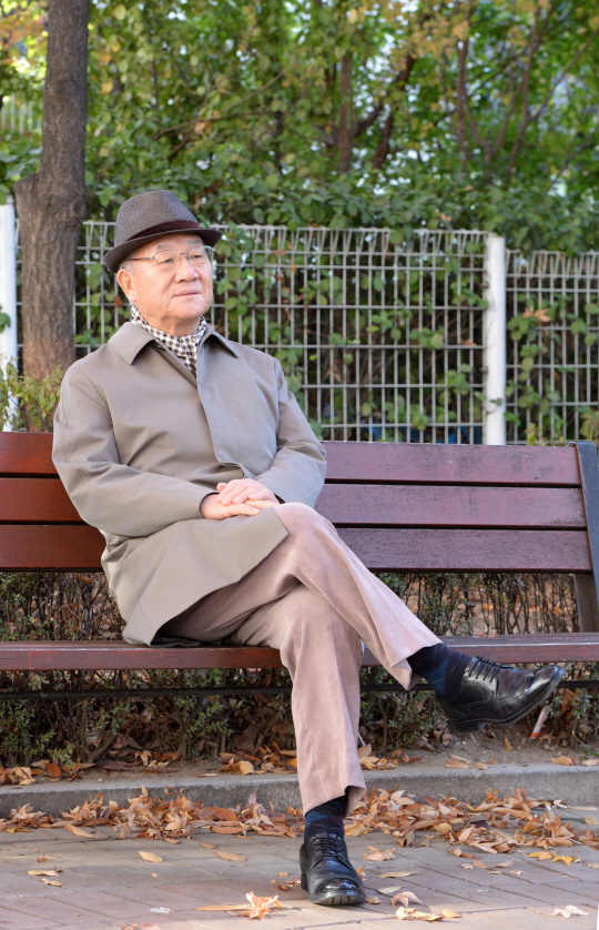 김인호 전 청와대 경제수석이 한국경제와 함께 50년의 세월을 담은 회고록을 낸 후 서울 강남구 봉은사로 인근 공원 벤치에 앉아 모처럼 한가한 시간을 갖고 자신의 삶을 되돌아보고 있다. 김 전 수석은 “직접 보고 겪은 밝은 면과 어두운 면에 대한 가감 없는 기록이 현대 한국 경제사를 정리하는 데 나름대로 이바지할 수 있을 것으로 판단했다”고 말했다.