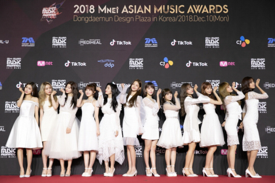 지난해 열린 ‘2018 MAMA’에 참여한 Mnet ‘프로듀스48’ 출신 걸그룹 아이즈원.
