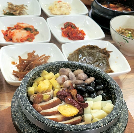 마당갈비의 ‘하얀 민들레 밥’은 열을 내리는 토종 약초인 하얀 민들레를 넣고 고구마, 콩, 은행, 대추, 표고버섯을 고명으로 올린 영양솥밥이다.