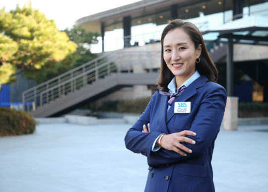 박지은 해설위원이 지난 10일 KLPGA투어 시즌 최종전 ADT캡스챔피언십이 열린 충남 천안 우정힐스 골프장에서 중계방송에 앞서 클럽하우스 앞에서 포즈를 취했다.  박준석 사진 작가 제공