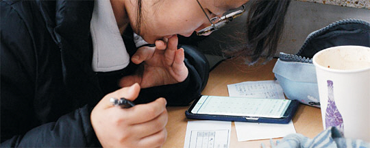 15일 오전 서울 서초구 반포고등학교에서 고3 수험생이 손가락을 입에 댄 채 긴장감 어린 표정으로 2020학년도 대학수학능력시험 가채점 표를 작성하고 있다. 김호웅 기자