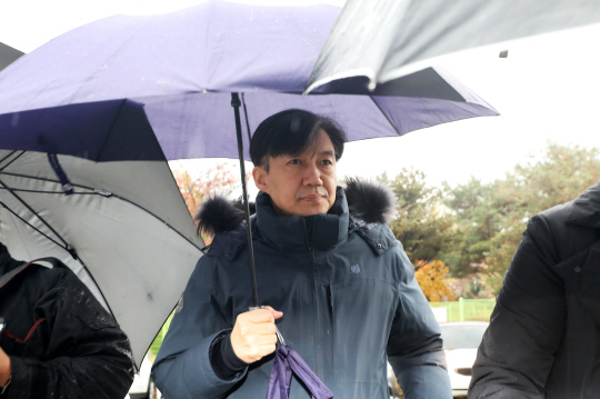 조국 전 법무부 장관이 15일 오전 경기 의왕시 서울구치소에서 부인 정경심 동양대 교수 면회를 마치고 이동하고 있다. 전일 조 전 장관은 공직자윤리법 위반 등 범법행위 피의자 신분으로 검찰에 비공개 출석해 진술거부권을 행사하고 조사 8시간 만에 귀가했다.  뉴시스