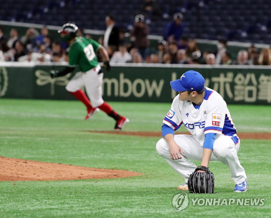 (도쿄=연합뉴스) 최재구 기자 = 15일 일본 도쿄돔에서 열린 2019 세계야구소프트볼연맹(WBSC) 프리미어12 슈퍼라운드 멕시코와 한국의 경기. 5회 초 투런 홈런을 맞은 한국 선발 박종훈이 마운드에 주저앉아 있다. 2019.11.15