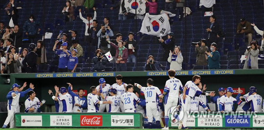(도쿄=연합뉴스) 15일 일본 도쿄돔에서 열린 2019 세계야구소프트볼연맹(WBSC) 프리미어12 슈퍼라운드 멕시코와 한국의 경기. 5회 말 투아웃 주자 만루 상황 한국 김현수의 2루타로 3점을 득점한 한국 더그아웃이 환호하고 있다. 2019.11.15