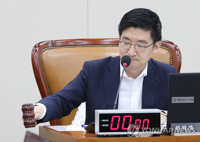 지난 8월 21일 오후 2018년도 결산안 등을 심사하는 국회 보건복지위원회 전체회의에서 자유한국당 소속 김세연 위원장이 의사봉을 두드리고 있다. [연합뉴스 자료사진]
