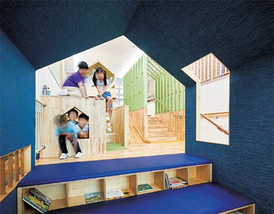 서울 구로구 하늘숲초등학교 중앙계단 ‘솔빛 길’에서 학생들이 책을 읽을 수 있는 공간과 미끄럼틀 주변을 오르내리며 놀고 있다. 서울시교육청 제공