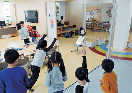 지난 12일 서울 용산구 효창원로 원효초등학교 1학년 4반 아이들이 놀이시간을 이용해 교실에서 뛰놀고 있다. 2주 전, 공간혁신에 따라 교실 2개를 터서 한 공간으로 만든 덕분이다. 아이들은 “토요일에도 등교하고 싶다”고 할 만큼 만족감을 보였다.