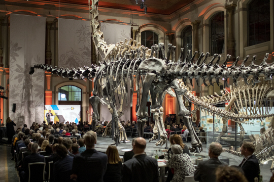지난 7일 베를린의 자연과학박물관 1층 공룡 화석 전시실에서 과학주간 행사가 열리고 있다. 세계 각국에서 온 연사들의 명강연을 청중이 귀기울여 듣고 있다.  독일 붕괴장벽재단 제공