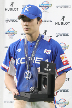 김하성(키움)이 17일 일본 도쿄돔에서 열린 프리미어12 결승이 끝난 뒤 한국대표팀 내 최우수선수로 선정돼 상을 받고 있다.  연합뉴스