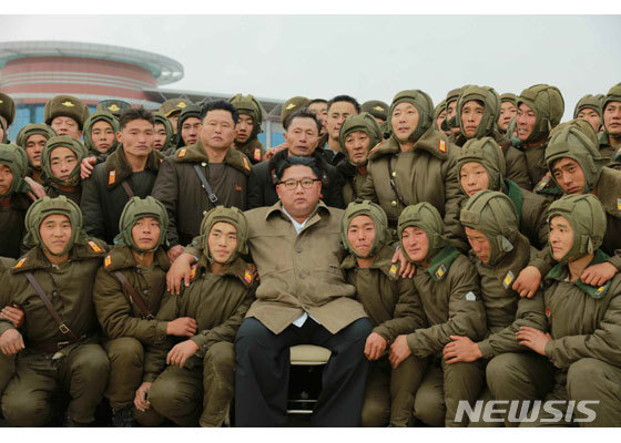 【서울=뉴시스】김정은 북한 국무위원장이 북한군 저격병 부대의 강하훈련을 지도했다고 노동신문이 18일 보도했다. 신문은 김위원장이 훈련이 끝난 뒤 저격병 부대원들과 찍은 사진을 1면에 보도했다. (출처=노동신문) 2019.11.18.