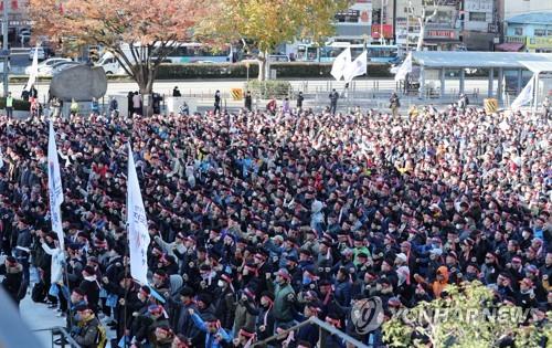 부산역 광장에 모인 철도노동자들 [연합뉴스 자료사진]