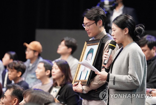 (서울=연합뉴스)19일 오후 서울 상암동 MBC에서 열린 ‘국민이 묻는다, 2019 국민과의 대화’에서 고(故) 김민식 군의 부모가 문재인 대통령에게 질문하고 있다. 김 군은 지난 9월 충남 아산의 한 어린이보호구역에서 횡단보도를 건너던 중 교통사고를 당해 숨졌다. 국회는 어린이보호구역에 과속 단속 장비 설치 등을 의무화하는 ‘민식이법’을 발의했다. 2019.11.19