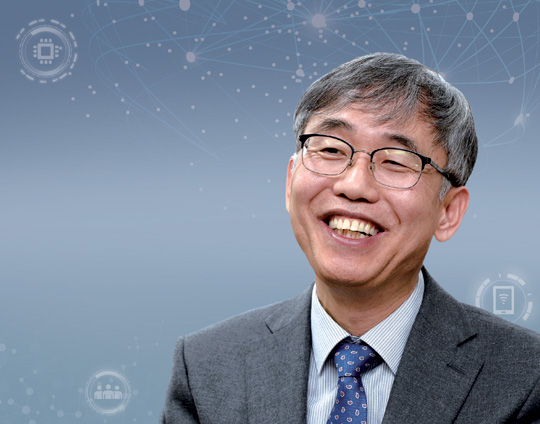 김성수 과학기술정보통신부 과학기술혁신본부장이 문화일보와의 인터뷰에서 소재·부품·장비 분야를 포함한 국내 연구·개발(R&D) 정책의 문제점과 개선방향에 대한 견해를 밝히고 있다. 한국화학연구원장 출신의 화학자인 김 본부장은 지난 5월, 20조 원대 규모의 국가 R&D 예산 컨트롤 타워 수장인 과학기술혁신본부장에 취임했다.