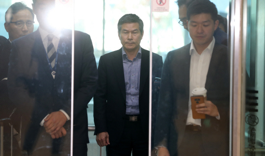 사우디아라비아를 공식 방문했던 정경두(가운데) 국방부 장관이 22일 오전 귀국, 인천국제공항 청사를 나서고 있다. 정 장관은 당초 23일 귀국할 예정이었으나, 한·일 군사정보보호협정(GSOMIA·지소미아) 종료 여부 등 현안을 감안해 일정을 하루 단축했다.  연합뉴스