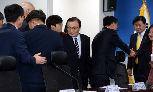이해찬(오른쪽 네 번째) 더불어민주당 대표가 22일 오전 국회 의원회관에서 열린 확대간부회의에서 참석자들과 인사를 나누고 있다.