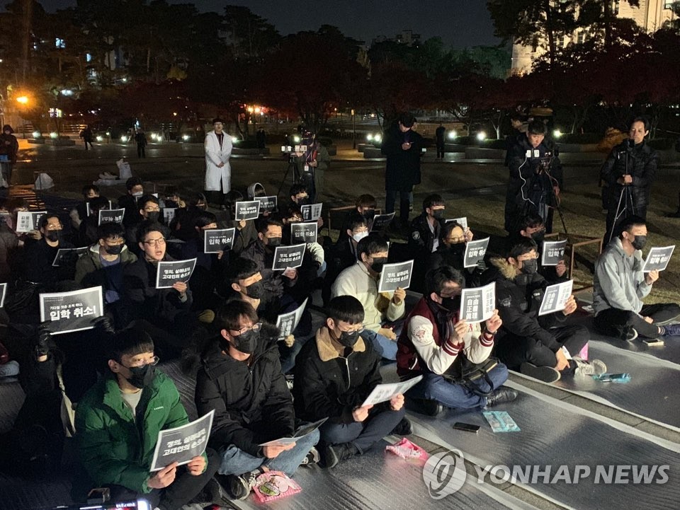 (서울=연합뉴스) 22일 서울 성북구 고려대 중앙광장에서 조국 전 장관 딸의 입학을 취소할 것을 요구하는 학생 집회가 열리고 있다. 2019.11.22