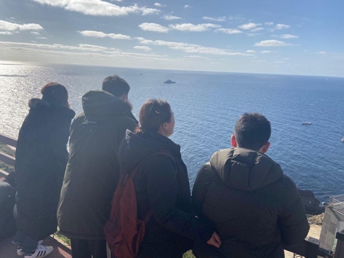 (독도=연합뉴스) 23일 오전 독도 선착장에서 소방헬기 추락사고 실종자 가족들이 해역을 바라보고 있다. 2019.11.23 [공동취재단 촬영]