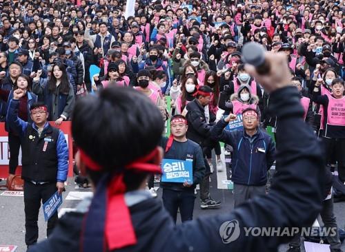 (서울=연합뉴스) 철도노조 파업 나흘째인 23일 오후 서울 종로구 우정국로에서 열린 공공운수노조 결의대회에서 참가자들이 구호를 외치고 있다. 이들은 현장 인력 충원, 임금피크제 폐지 등을 촉구했다. 2019.11.23