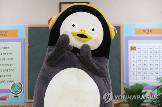 최근 화제가 된 유튜브 채널 EBS ‘자이언트 펭TV’의 캐릭터 펭수가 경기도 고양시 일산 EBS사옥에서 연합뉴스와 인터뷰에 앞서 포즈를 취하고 있다. [연합뉴스 자료사진]