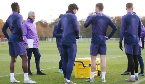 토트넘 새 감독 모리뉴 지휘 아래 훈련하는 손흥민(중앙) [토트넘 구단 홈페이지 캡처]