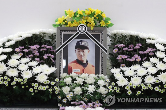 (광주=연합뉴스) 23일 오후 광주 서구 한 장례식장에 한화 이글스 투수 유망주 김성훈의 빈소가 차려져 있다. 김성훈은 이날 오전 5시 20분께 광주 서구 한 건물 9층 옥상에서 7층 테라스로 추락해 사망했다. 2019.11.23