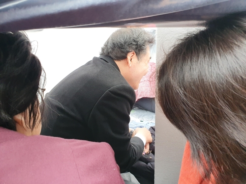 (서울=연합뉴스) 이낙연 국무총리가 24일 닷새째 단식 농성 중인 황교안 대표의 청와대 인근 농성 텐트를 찾아 황 대표와 대화를 나누고 있다. 2019.11.24