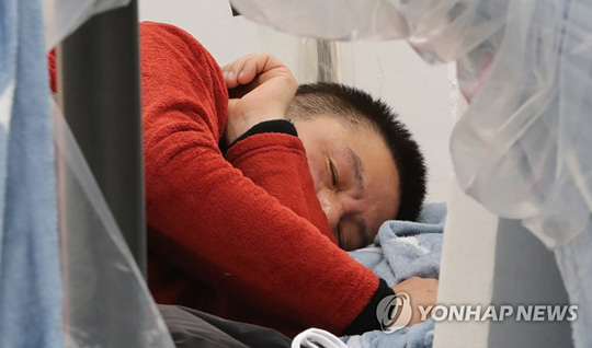 (서울=연합뉴스) 청와대 앞에서 닷새째 단식중인 자유한국당 황교안 대표가 24일 오전 청와대 사랑채 앞에 설치된 텐트 안에서 머무르고 있다. 한국당 관계자들은 황 대표가 단식을 계속하는 데다 추운 날씨에 오랜 시간 실외에서 시간을 보내면서 건강이 급격히 악화한 상태라고 전했다. 2019.11.24