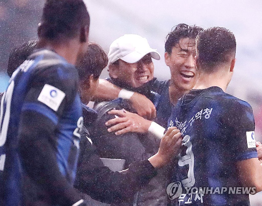 (인천=연합뉴스) 24일 인천축구전용경기장에서 열린 남자프로축구 인천 유나이티드와 상주 상무 프로축구단의 경기. 후반전 인천 유나이티드 문창진이 골을 넣자 유상철 감독이 코치진과 기쁨을 나누고 있다. 2019.11.24