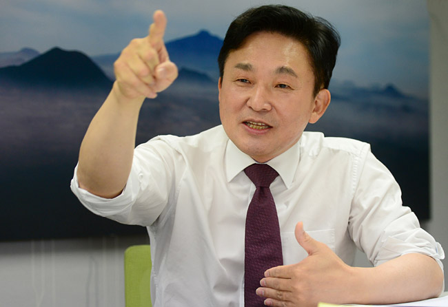 원희룡 제주지사가 지난 22일 제주도 서울사무소에서 진행한 인터뷰에서 보수 혁신과 통합, 문재인 정부 평가, 외교·안보 현안 등에 대해 이야기하고 있다.