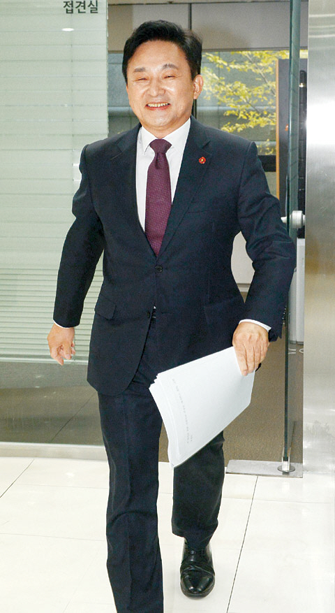 원희룡 제주지사가 지난 22일 인터뷰 장소인 서울 영등포구 여의도에 있는 제주도 서울사무소로 힘차게 걸어 들어오고 있다. 원 지사는 “보수 재탄생이란 소명을 수행하겠다”고 밝혔다.