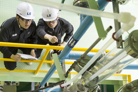 <스타트 벤처, 한국경제를 UP하라!>‘굴뚝’ 넘어 디지털… AI·IoT활용 스마트팩토리 구축