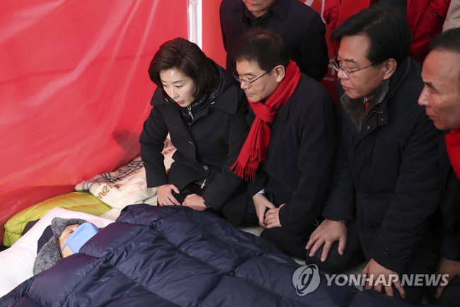 7일째 단식투쟁을 이어가고 있는 자유한국당 황교안 대표의 청와대앞 농성장을 찾은 나경원 원내대표를 비롯한 한국당 의원들이 11월 26일 황 대표와 대화를 하고 있다. [연합뉴스 자료사진]