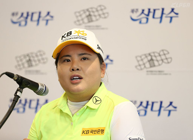 제주 삼다수 마스터스 때 인터뷰하는 박인비[KLPGA 제공]