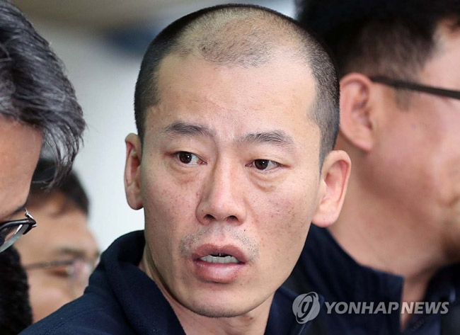 (진주=연합뉴스) 진주 아파트 방화·살인 혐의로 구속된 안인득(42)이 병원을 가기 위해 4월 19일 오후 경남 진주경찰서에서 이동하고 있다. 2019.4.19
