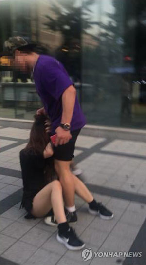 지난 8월 23일 홍대입구역 인근에서 일본인 여성 A씨를 폭행하는 방모(33)씨의 모습 [연합뉴스 자료사진]
