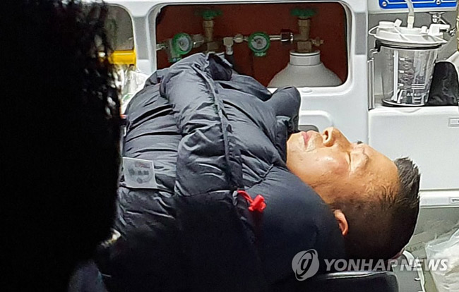 (서울=연합뉴스) 청와대 앞에서 8일째 단식하던 자유한국당 황교안 대표가 27일 밤 응급실로 이송되고 있다. 2019.11.27 [자유한국당 제공. 재판매 및 DB금지]