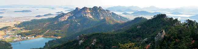 비금도 그림산∼선왕산 종주산행 중 선왕산 정상에서 뒤돌아본 그림산의 모습. 그림산과 선왕산은 얼핏 비슷해보이지만 그림산은 바위로 이뤄진 산 정상부가, 선왕산은 곳곳에 조각작품처럼 서 있는 기암들이 독특하다.