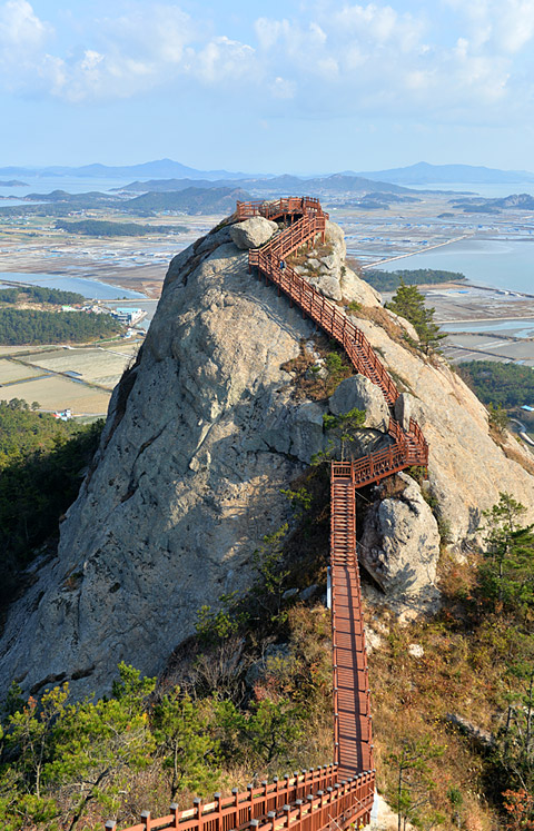 전남 신안 비금도의 그림산 정상을 넘어가면 만나는 전망 봉우리. 주 등산로에서 살짝 옆으로 벗어난 바위봉우리에다 나무 덱을 놓고 길을 이었다.