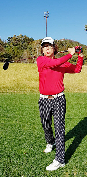 김태곤 대표가 지난 21일 충남 아산의 ‘아름다운 골프장’에서 드라이버 샷을 하고 있다.  ㈜코나비옵티칼 제공