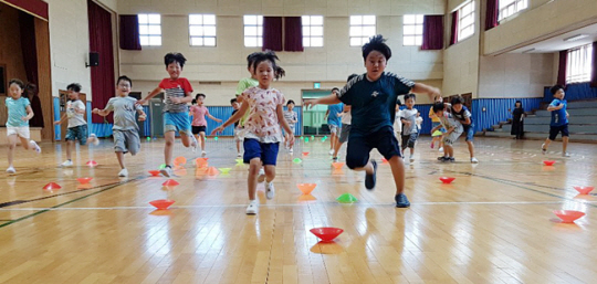 충북 단양군 영춘면 영춘초교 학생들이 단양군체육회 김은정 강사의 지도 아래 단거리 달리기를 즐기고 있다.