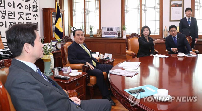 더불어민주당 이인영 원내대표(왼쪽부터), 문희상 국회의장, 자유한국당 나경원, 바른미래당 오신환 원내대표가 25일 국회 의장실에서 회동하고 있다. [연합뉴스 자료사진]