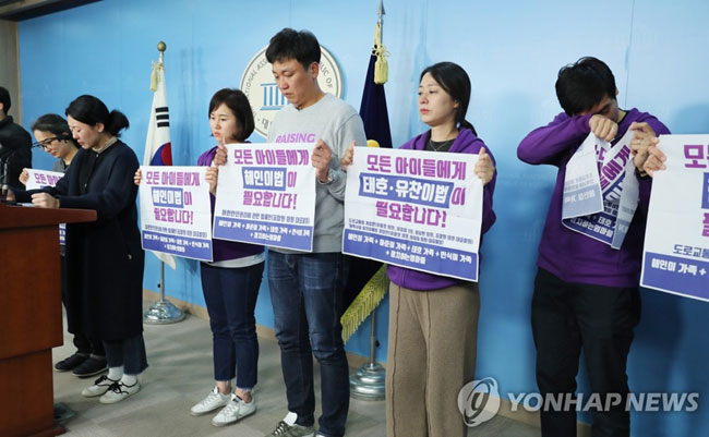 (서울=연합뉴스) 29일 오후 서울 여의도 국회에서 열린 어린이 교통사고 피해자 부모 기자회견에서 고 김민식 군의 어머니(왼쪽)가 호소하고 있다.스쿨존에 과속카메라 설치를 의무화하는 내용의 도로교통법 개정안, 일명 ‘민식이법’은 이날 본회의에서 처리될 예정이었으나 개회가 지연되면서 오늘 통과가 불투명해졌다. 2019.11.29