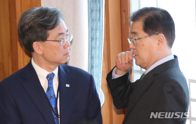 [서울=뉴시스]정의용(오른쪽) 국가안보실장과 김현종 국가안보실 제2차장이 28일 청와대 본관에서 열린 문재인 대통령과 마하티르 빈 모하마드 말레이시아 총리의 정상회담에 참석해 대화하고 있다. 2019.11.28.