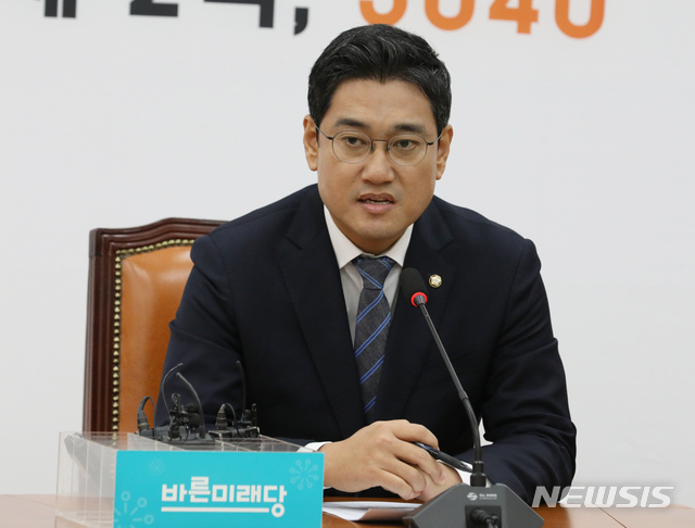 [서울=뉴시스]오신환 바른미래당 원내대표가 1일 오전 서울 여의도 국회 바른미래당 원내대표실에서 현안 관련 기자간담회를 하고 있다. 2019.12.01.