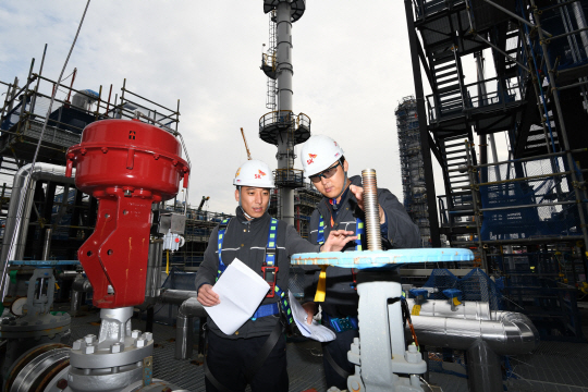 지난달 27일 SK 울산 복합단지 내 감압잔사유탈황설비(VRDS) 공사 현장에서 작업자들이 내년 1월 기계적 준공을 목표로 마무리 작업을 벌이고 있다.  SK에너지 제공