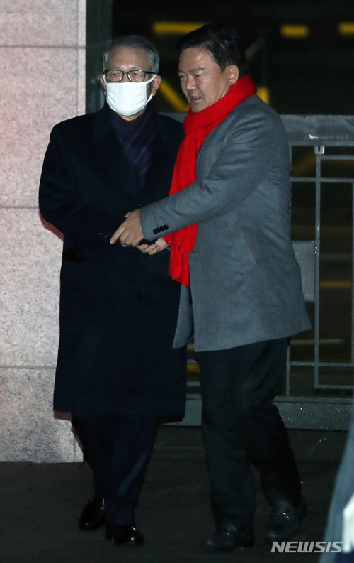 [서울=뉴시스] 문화계 블랙리스트 등 사건으로 수감 중이던 김기춘 전 청와대 대통령비서실장이 법원의 구속 취소 결정으로 4일 오전 서울 송파구 동부구치소를 나서며 민경욱 자유한국당 의원과 인사하고 있다. 2019.12.04.