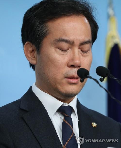 (서울=연합뉴스) 자유한국당 3선 의원인 김영우 의원이 4일 오전 서울 여의도 국회 정론관에서 불출마 기자회견을 하던 중 잠시 감정을 추스르고 있다. 2019.12.4